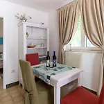 2 Bedroom Stunning In *