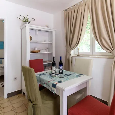 2 Bedroom Front In *