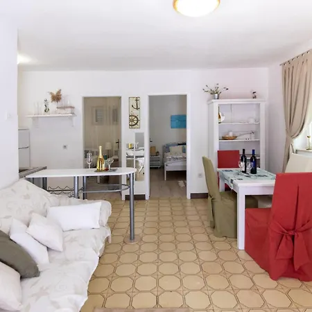 2 Bedroom Beach Front Apartment In Klek アパート クレック